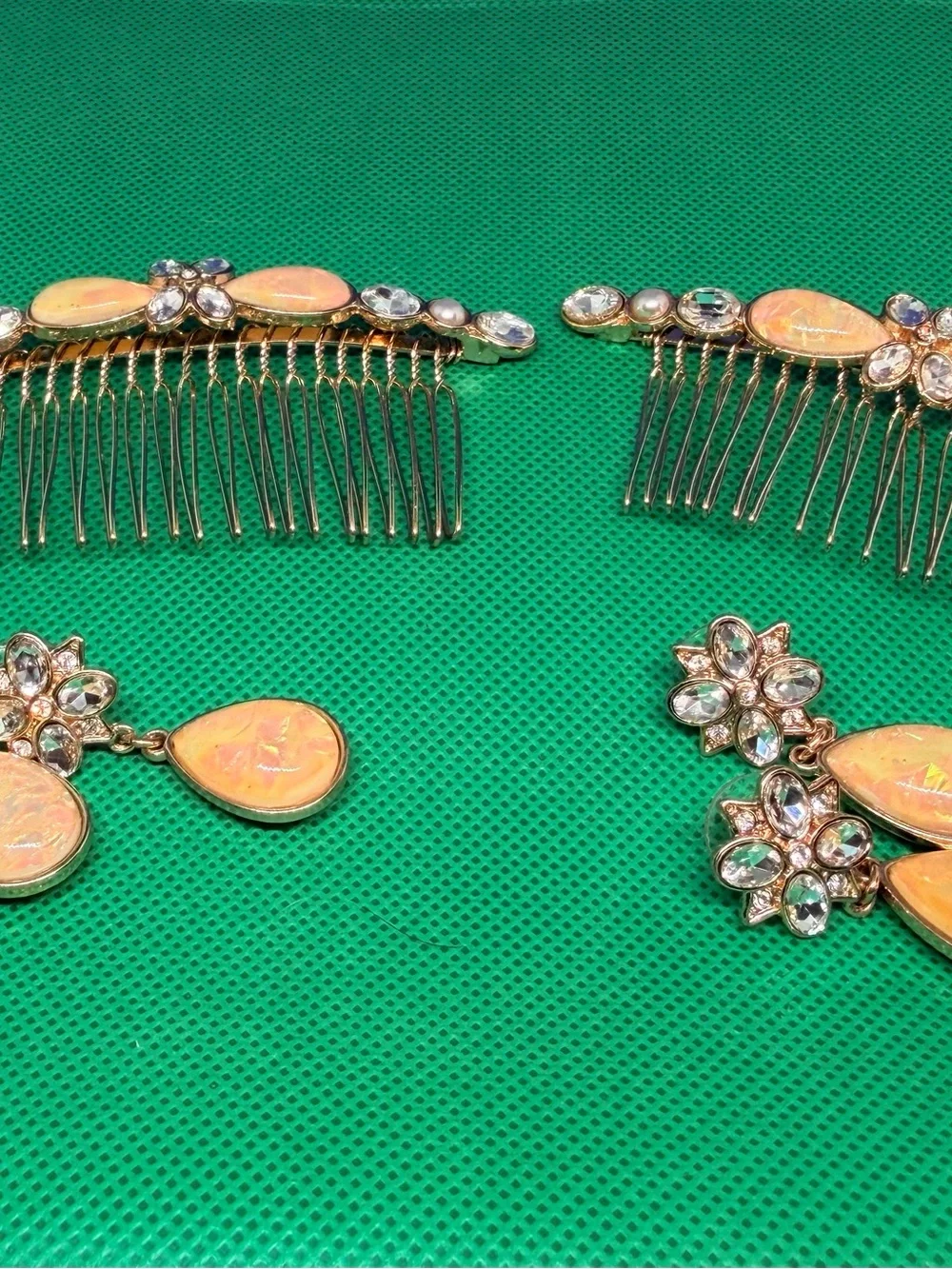 NWOT Elegant Iridescent Teardrop Hair Comb and Earring Set - Women Accessories